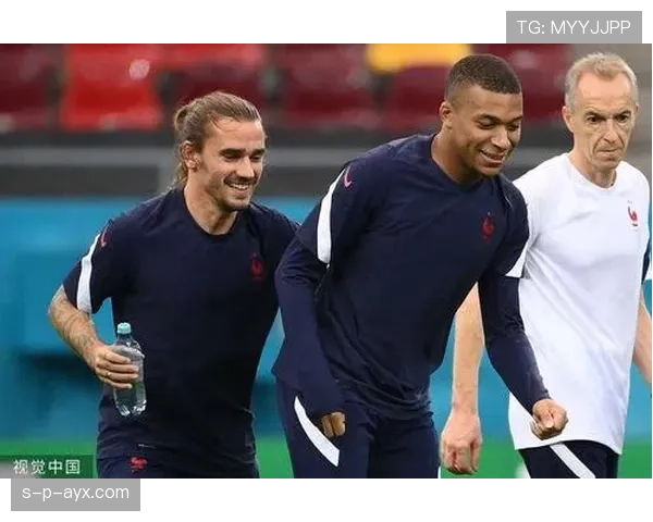姆巴佩与格列兹曼携手并进,法国队争夺世界杯冠军状态回暖 姆巴佩与格列兹曼携手并进,法国队争夺世界杯冠军状态回暖
