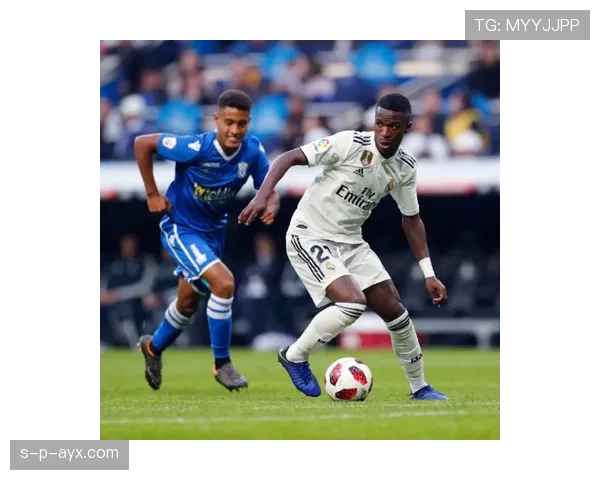 维尼修斯比赛风格与舆论形象的争议解析 维尼修斯比赛风格与舆论形象的争议解析