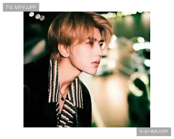 孙准浩在韩国喝个咖啡都要被拍，这哪是球员啊简直顶流爱豆